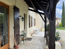Maison de campagne avec piscine, maison secondaire, garage, grange et grand jardin dans un endroit tranquille.