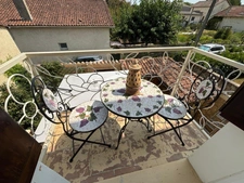 Charmante maison de village avec 4 chambres et 4 salles de bains, à quelques pas de toutes les commodités.