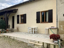Maison de campagne avec piscine, maison secondaire, garage, grange et grand jardin dans un endroit tranquille.