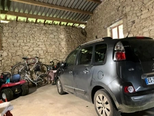 Maison de campagne avec piscine, maison secondaire, garage, grange et grand jardin dans un endroit tranquille.