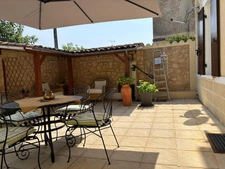 Charmante maison de village avec 4 chambres et 4 salles de bains, à quelques pas de toutes les commodités.
