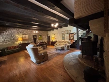 Ensemble calme et privé composé de trois maisons de caractère en pierre, avec piscine et sans vis-à-vis.