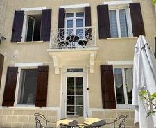 Charmante maison de village avec 4 chambres et 4 salles de bains, à quelques pas de toutes les commodités.