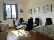 Maison de campagne avec piscine, maison secondaire, garage, grange et grand jardin dans un endroit tranquille.