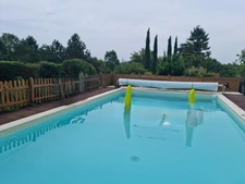 Maison de campagne avec piscine, maison secondaire, garage, grange et grand jardin dans un endroit tranquille.