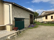 Maison de campagne avec piscine, maison secondaire, garage, grange et grand jardin dans un endroit tranquille.