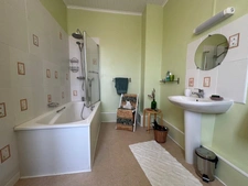 Charmante maison de village avec 4 chambres et 4 salles de bains, à quelques pas de toutes les commodités.