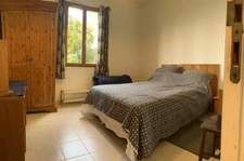 Maison de campagne avec piscine, maison secondaire, garage, grange et grand jardin dans un endroit tranquille.
