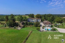 Château superbement rénové, 3 granges converties, Pigeonnier, 3 piscines, 5,4Ha ...  havre de calme!