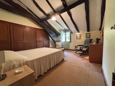 Ensemble calme et privé composé de trois maisons de caractère en pierre, avec piscine et sans vis-à-vis.