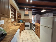Ensemble calme et privé composé de trois maisons de caractère en pierre, avec piscine et sans vis-à-vis.
