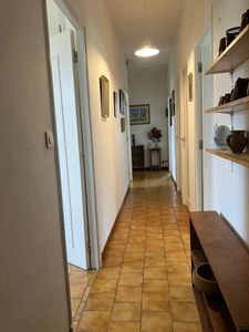 Maison de campagne avec piscine, maison secondaire, garage, grange et grand jardin dans un endroit tranquille.