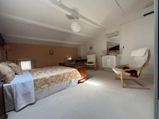 Charmante maison de village avec 4 chambres et 4 salles de bains, à quelques pas de toutes les commodités.