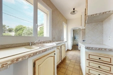 MARTIGUES (13) : à vendre Maison 4 chambres et bureau, 2 appartements T3 et T4, garage sur terrain 859m²