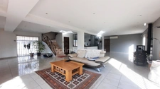 Chateauneuf-les-Martigues, ZAC La Valampe : Locaux professionnels, bureaux, ateliers, hangar + Maison avec piscine