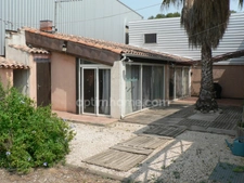 CHATEAUNEUF LES MARTIGUES : Maison 267m² + piscine + locaux d'activités professionnelles 280m²