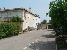  Chateauneuf-les-Martigues, ZAC La Valampe : Locaux professionnels, bureaux, ateliers, hangars + Maison avec piscine