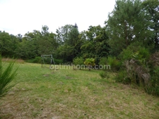 Longère en pierre avec local professionnel et terrain
