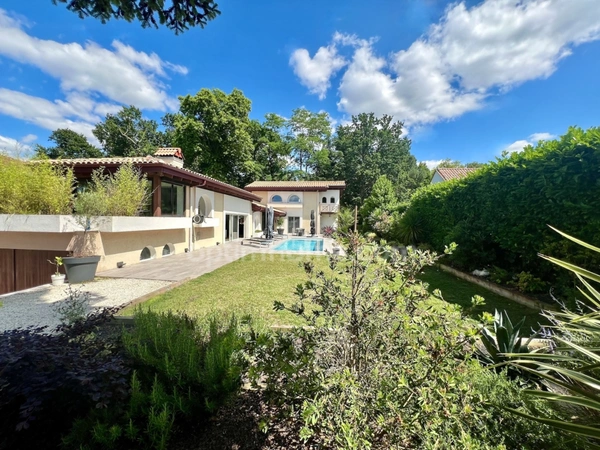 Maison de caractère, piscine, jardin et garage.