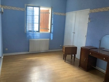 Grande maison traditionnelle 3 chambres 3 sde/sdb édifiée sur sous-sol complet aménageable
