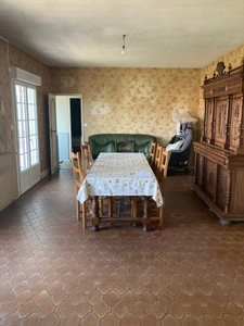 Grande maison traditionnelle 3 chambres 3 sde/sdb édifiée sur sous-sol complet aménageable