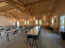 Bâtiment récent avec grande salle de réunion et bureaux
