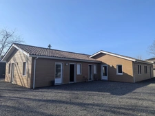 Bâtiment récent avec grande salle de réunion et bureaux