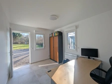 Bâtiment récent avec grande salle de réunion et bureaux