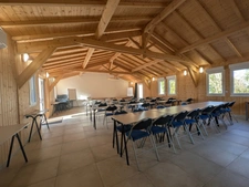 Bâtiment récent avec grande salle de réunion et bureaux