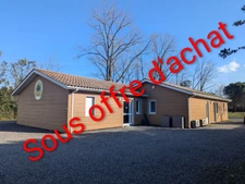 Bâtiment récent avec grande salle de réunion et bureaux