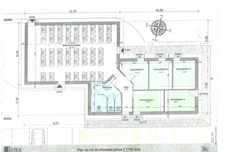 Bâtiment récent avec grande salle de réunion et bureaux