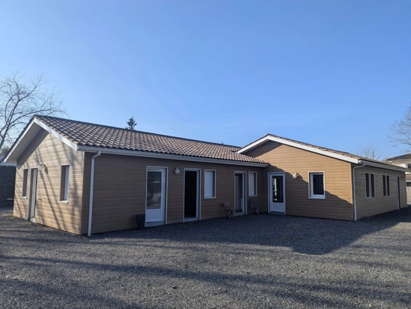 Domaine de 4950m2 avec deux maisons et dépendance MERIGNAC (33)