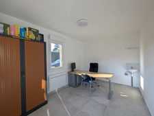 Bâtiment récent avec grande salle de réunion et bureaux