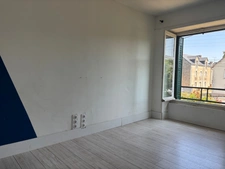 À pied des commerces et de la gare – Maison en pierre de 135 m² avec garage et terrain clos