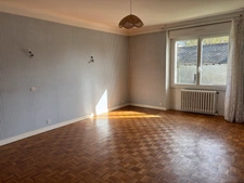 Maison en pierre avec dépendances et terrain arboré - 155 m² - Bains sur Oust