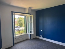 À pied des commerces et de la gare – Maison en pierre de 135 m² avec garage et terrain clos