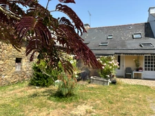 Maison en pierre lumineuse, 3 chambres + dépendance aménagée - garage – Secteur Bains-sur-Oust, à proximité de l’Île-aux-Pies
