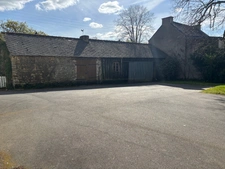 Maison en pierre avec dépendances et terrain arboré - 155 m² - Bains sur Oust
