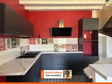 À pied des commerces et de la gare – Maison en pierre de 135 m² avec garage et terrain clos