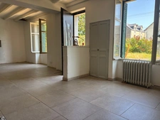 À pied des commerces et de la gare – Maison en pierre de 135 m² avec garage et terrain clos