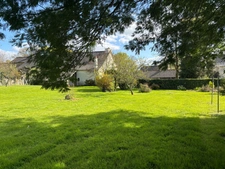 Maison en pierre avec dépendances et terrain arboré - 155 m² - Bains sur Oust