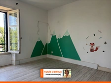 À pied des commerces et de la gare – Maison en pierre de 135 m² avec garage et terrain clos