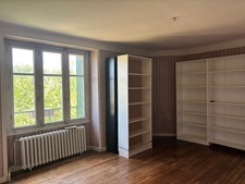 À pied des commerces et de la gare – Maison en pierre de 135 m² avec garage et terrain clos