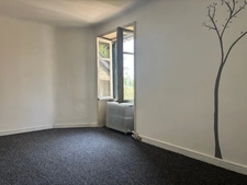 À pied des commerces et de la gare – Maison en pierre de 135 m² avec garage et terrain clos