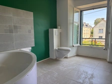 À pied des commerces et de la gare – Maison en pierre de 135 m² avec garage et terrain clos