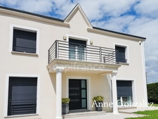 ORLEANS-SUD, à vendre belle maison familiale édifiée sur un beau jardin clos et paysager de 1130 m2 avec piscine, salle à manger extérieur, garage et places de parking