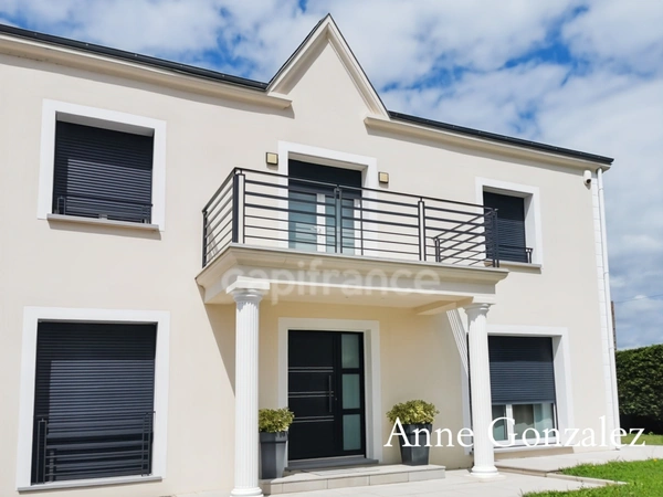ORLEANS-SUD, à vendre belle maison familiale édifiée sur un beau jardin clos et paysager de 1130 m2 avec piscine, salle à manger extérieur, garage et places de parking
