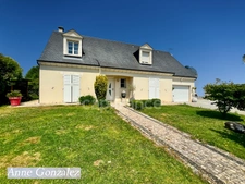 ORLEANS-SUD, for sale beautiful family home built on a beautiful enclosed and landscaped garden of 1150 m2 with swimming pool, pergola and outdoor bar