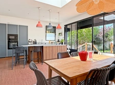 For sale in the Dauphine district, superb five-bedroom Bourgeois house, enclosed and wooded garden of 760m2 with recent swimming pool