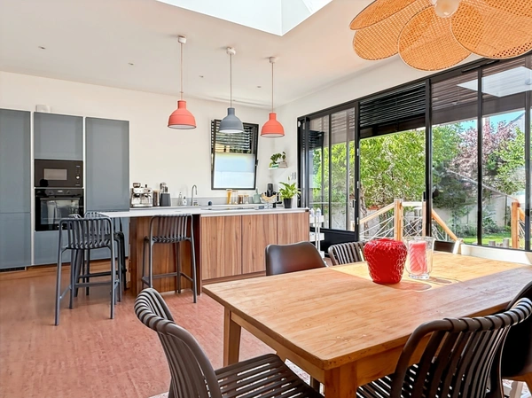 A vendre quartier Dauphine,  superbe Maison Bourgeoise cinq chambres, jardin clos et arboré de 570m2 avec piscine récente